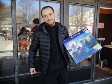 Вручили приз четвертому переможцю акції від компанії «Забіяка» «Купуй сардельки - вигравай IPhone»*