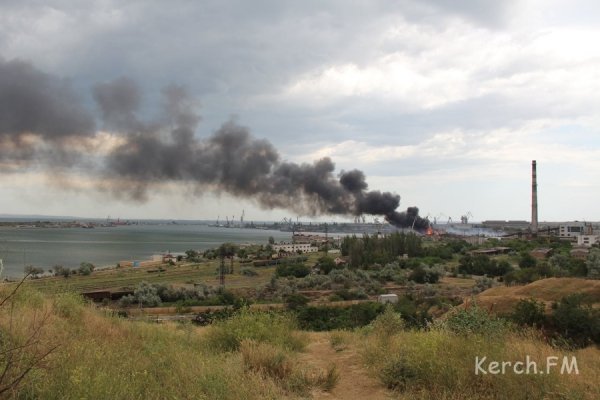 У Керчі горів порт. ФОТО. ВІДЕО