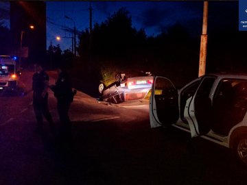 У Луцьку на перехресті перекинулась автівка