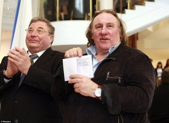 Жерар Депардьє демонструє російський паспорт з пропискою в Саранську