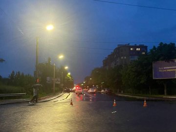 На Набережній у Луцьку – аварія з постраждалим: рух перекрили