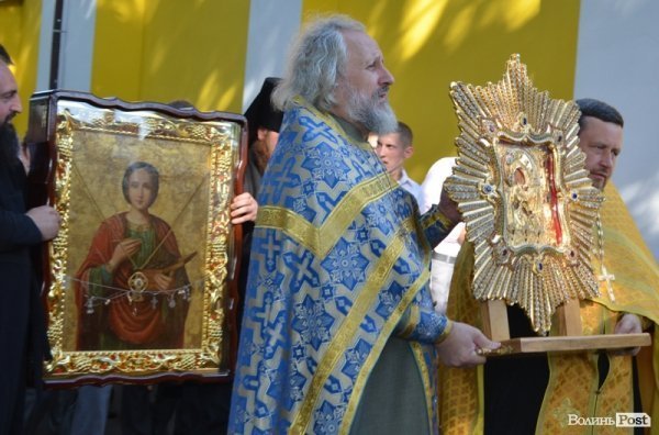 До Луцька привезли цілющі святині. ФОТО