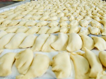 У Будапешті українці ліплять вареники, щоб побудувати храм