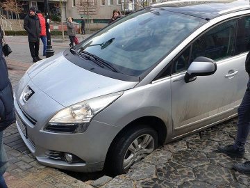 У центрі Луцька провалилася автівка