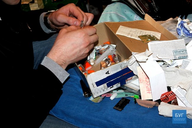 У місті на Волині - обшук у квартирі наркоторговців. ФОТО, ВІДЕО