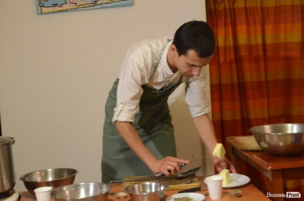У Луцьку Любко Дереш готував ведичну їжу.ФОТО