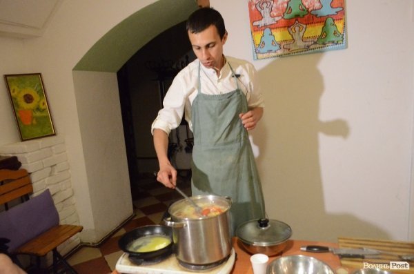 У Луцьку Любко Дереш готував ведичну їжу.ФОТО