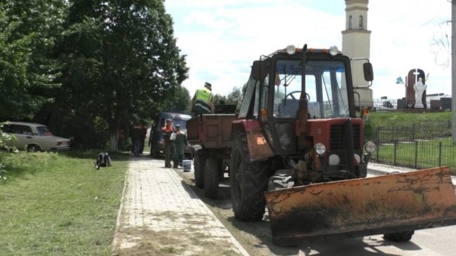 «Латають» ями та косять траву: як у селі поблизу Луцька готуються до можливого приїзду Зеленського. ВІДЕО