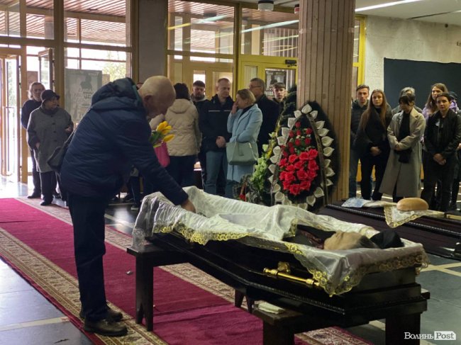 «Театр буде і мусить жити, але незамінні є». У Луцьку попрощалися з народним артистом України Олександром Якимчуком 