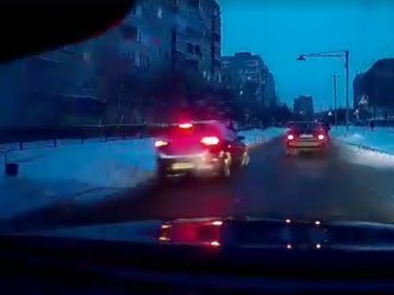 У Луцьку автохам ледь не збив людину на переході. ВІДЕО