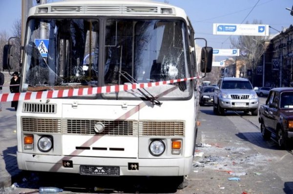 На місце загибелі українця у Донецьку приносять квіти. ФОТО