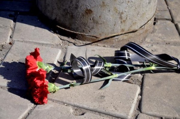 На місце загибелі українця у Донецьку приносять квіти. ФОТО