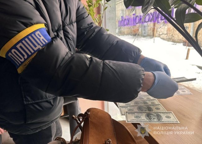 У Луцьку експрацівниця ТЦК  за 10 тисяч доларів «допомагала» чоловікам отримувати фіктивні діагнози