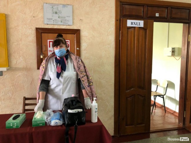 Усім при вході міряють температуру і просять одягнути рукавички, якщо вибоці не мають власних ручок