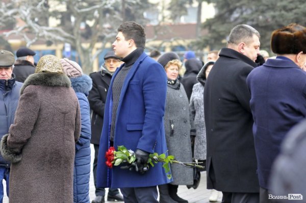 Фото прощання з міським головою Луцька Миколою Романюком