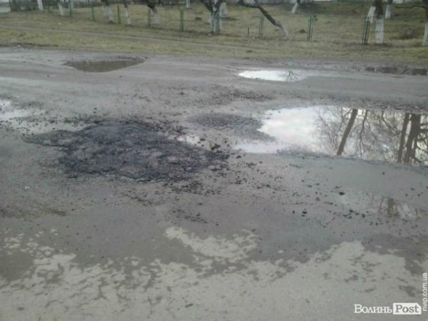 Ремонт дороги по-волинськи: асфальт кладуть в калюжі. ФОТО