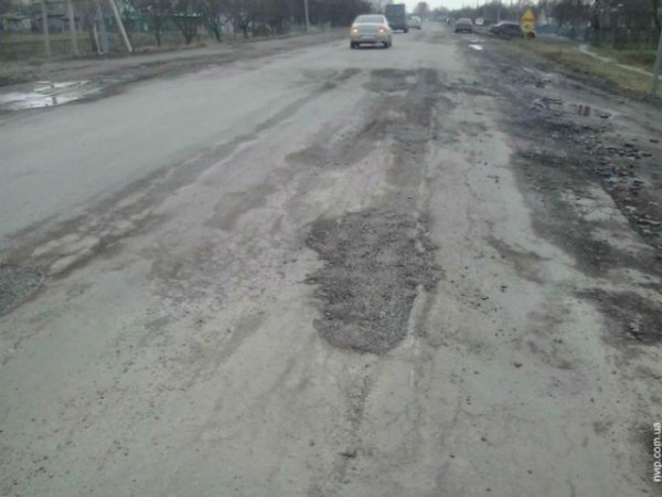 Ремонт дороги по-волинськи: асфальт кладуть в калюжі. ФОТО