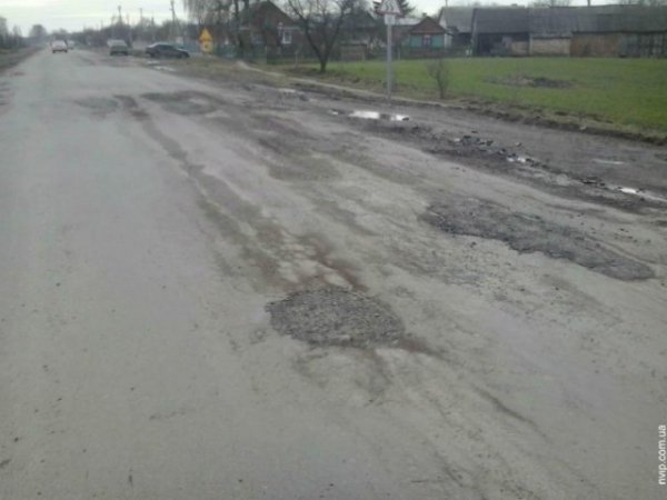 Ремонт дороги по-волинськи: асфальт кладуть в калюжі. ФОТО