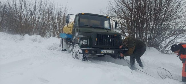 На Волині у снігових заметах застрягли 14 автомобілей