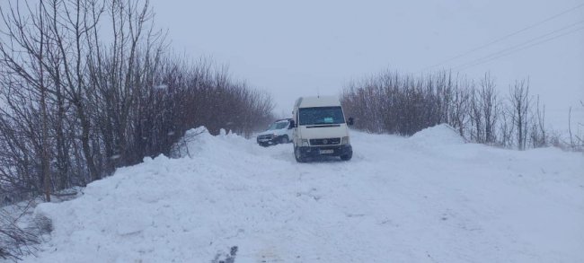 На Волині у снігових заметах застрягли 14 автомобілей