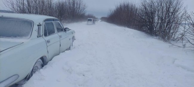 На Волині у снігових заметах застрягли 14 автомобілей