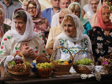 Яблучний Спас: як у центрі Луцька освячували кошики. ФОТО