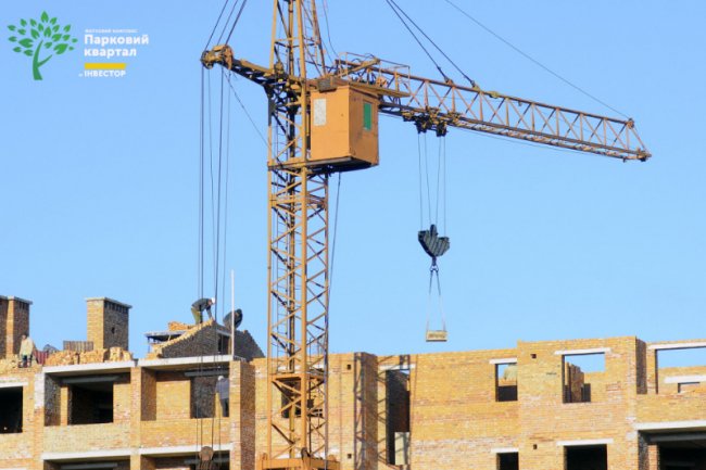 У другому будинку ЖК «Парковий квартал» встановлюють вікна та монтують дах. ФОТО*