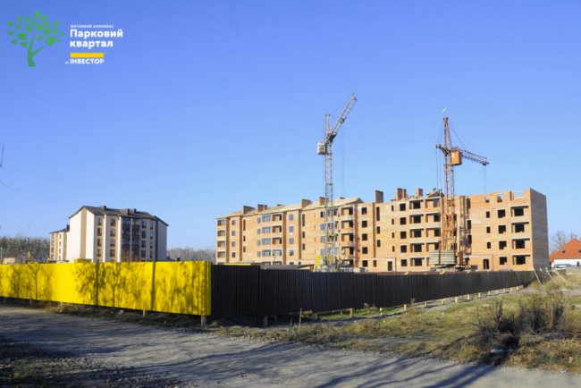 У другому будинку ЖК «Парковий квартал» встановлюють вікна та монтують дах. ФОТО*