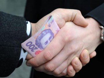 Поліцейський з Закарпаття погорів на хабарі у 55 тисяч