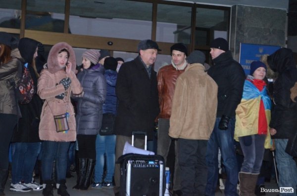 Гарячий світанок у Луцьку: як пікетували губернатора. ФОТО