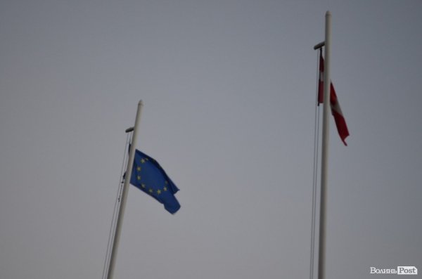 Прапор Євросоюзу з флагштоку не зняли