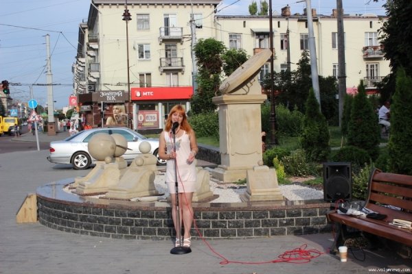 Поблизу луцького ЦУМу влаштували вечір жіночої поезії. ФОТО