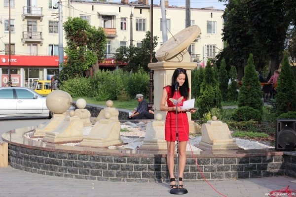 Поблизу луцького ЦУМу влаштували вечір жіночої поезії. ФОТО