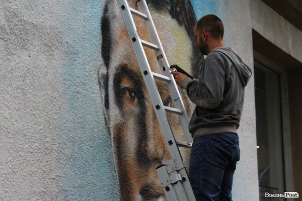 Сірі стіни луцьких будинків стали полотнами вуличних художників