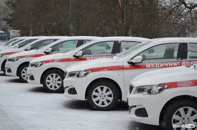 У Луцьку сімейним лікарям вручили ключі від новеньких автівок. ФОТО
