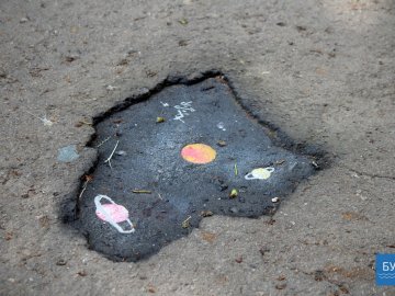 У місті на Волині вуличні художники розмалювали ями. ФОТО