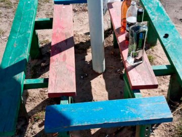У Луцьку компанія розпивала алкоголь біля дитячого майданчика