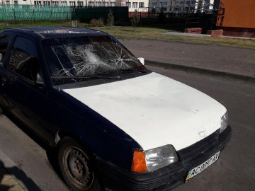 Лучани просять прибрати давно покинуту автівку, яка заважає проїзду