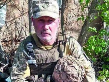 Опізнали воїна на фото в російських соцмережах: батьки захисника у суді доводять загибель сина