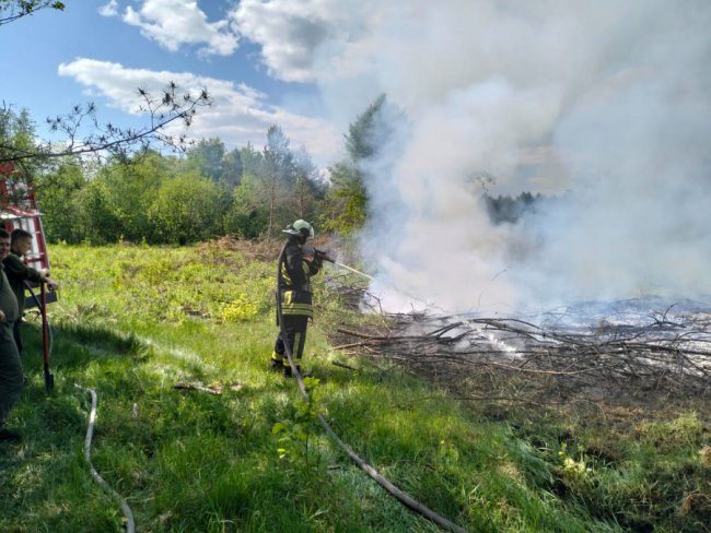 На Волині горіла господарська споруда та суха трава