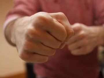 У селі на Волині двоє п'яних чоловіків вдерлися в хату і побили людей