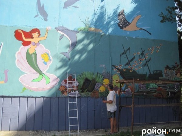 У дворі одного з будинків Луцька «плавають» дельфіни та русалки. ФОТО