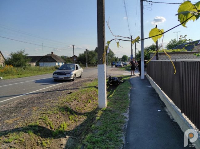 На Волині зіткнулися скутер і легковик: 14-річного водія забрала швидка.ФОТО