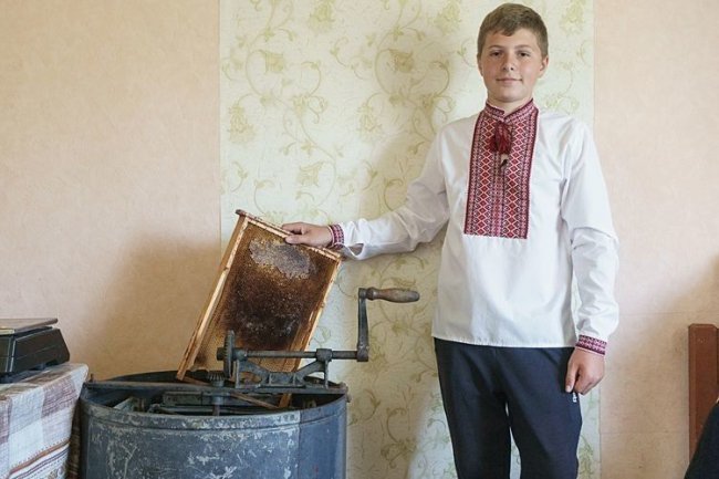 «Недитяче» захоплення: 14-річний волинянин займається бджолярстом. ФОТО. ВІДЕО