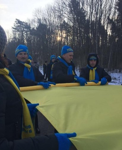«Живий ланцюг» на дві області: Рівненщина та Волинь об'єднались прапором. ФОТО