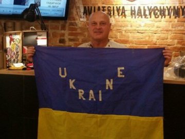На матчі збірної СРСР українець з синьо-жовтим стягом станцював гопак. ВІДЕО
