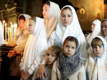 Волинський священник розповів, чи всім жінкам обов'язково покривати голову у храмі