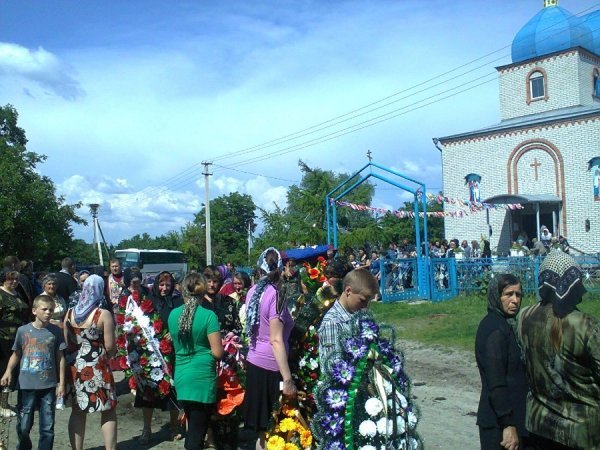 На Володимирівщині поховали двох бійців, які загинули на Сході. ФОТО