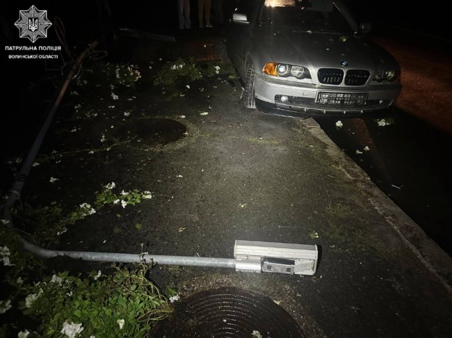 На Волині водійка виїхала на бордюр та збила вуличний ліхтар