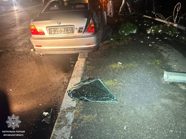 На Волині водійка виїхала на бордюр та збила вуличний ліхтар